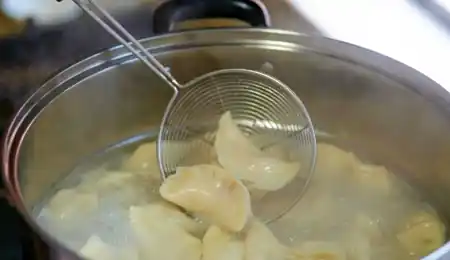 饺子包装后,这是个小技巧,让它不会粘在一起,也不会破裂 第7张 饺子包装后,这是个小技巧,让它不会粘在一起,也不会破裂 第7张
